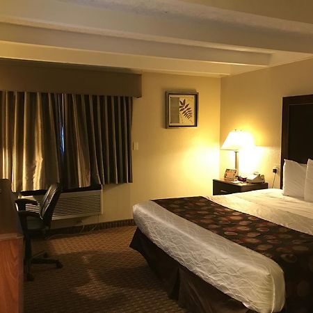 Days Inn By Wyndham Bloomington West ภายนอก รูปภาพ