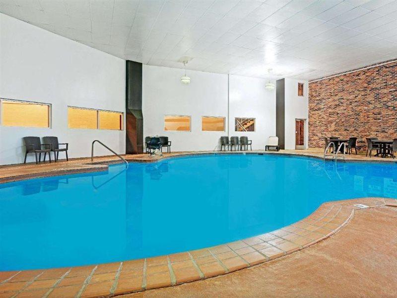 Days Inn By Wyndham Bloomington West ภายนอก รูปภาพ