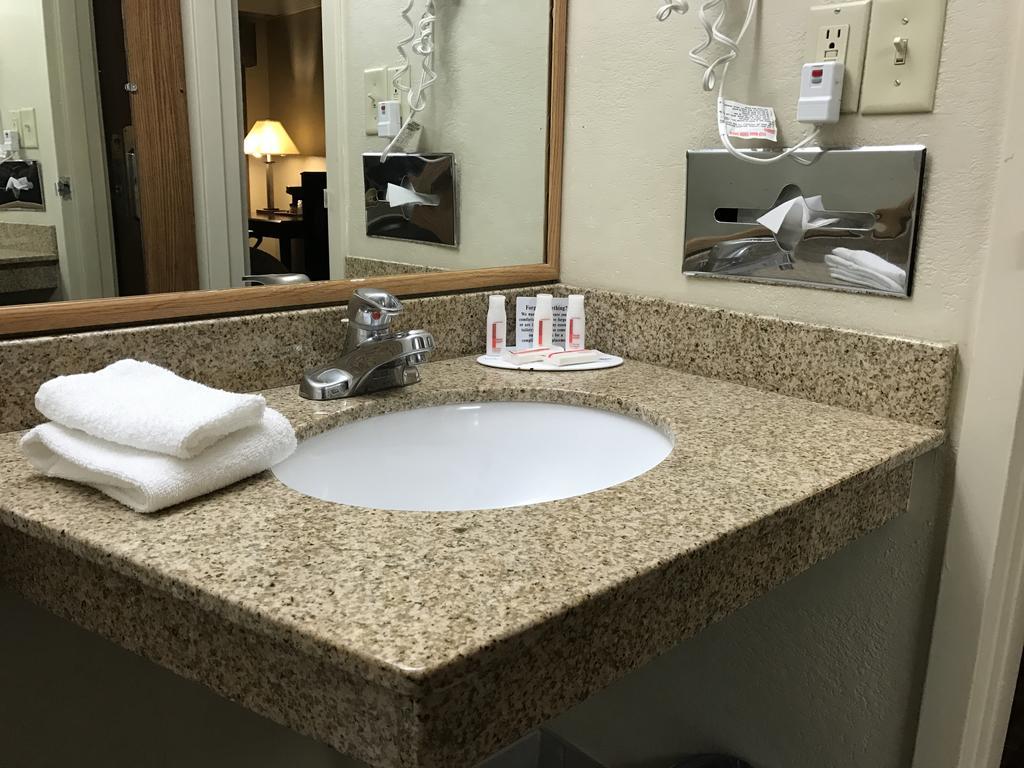 Days Inn By Wyndham Bloomington West ภายนอก รูปภาพ
