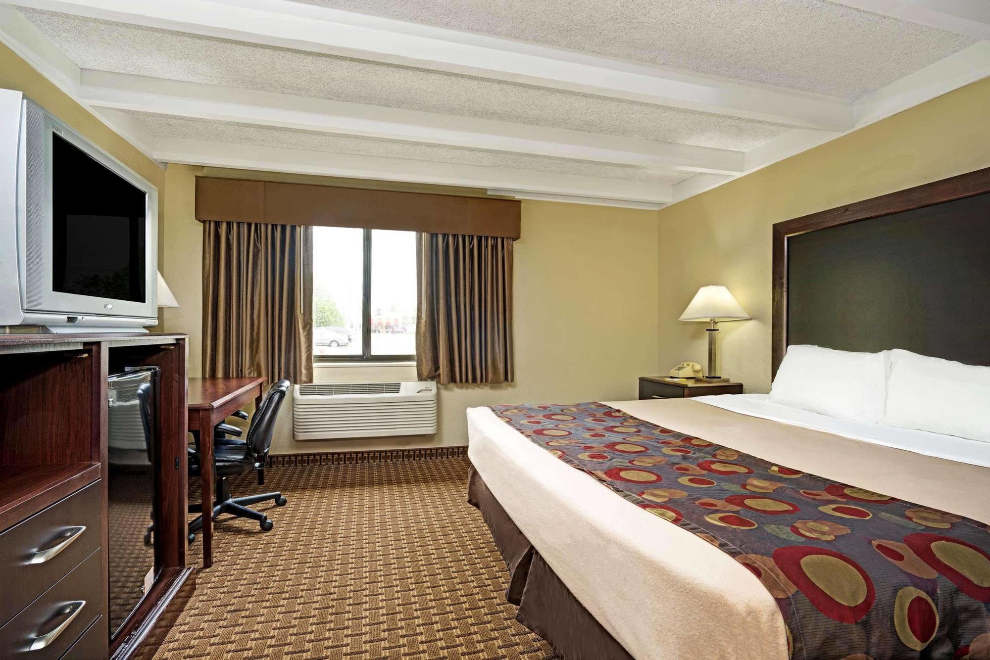 Days Inn By Wyndham Bloomington West ภายนอก รูปภาพ