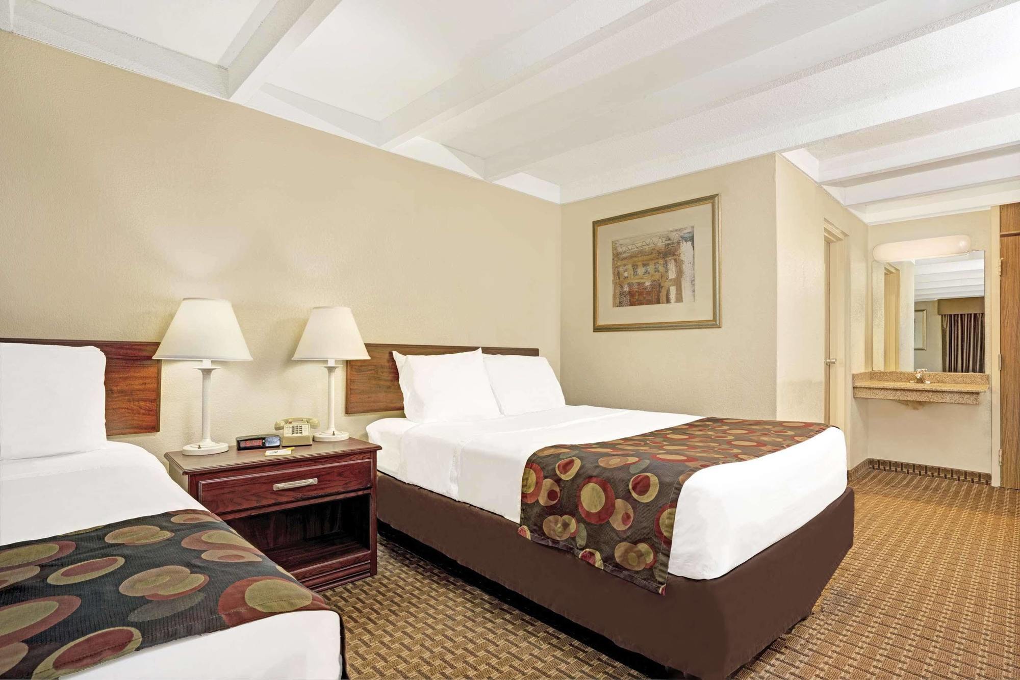 Days Inn By Wyndham Bloomington West ภายนอก รูปภาพ