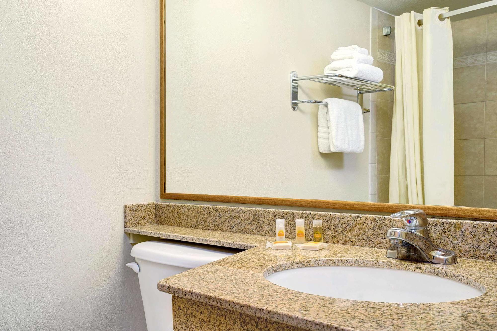 Days Inn By Wyndham Bloomington West ภายนอก รูปภาพ