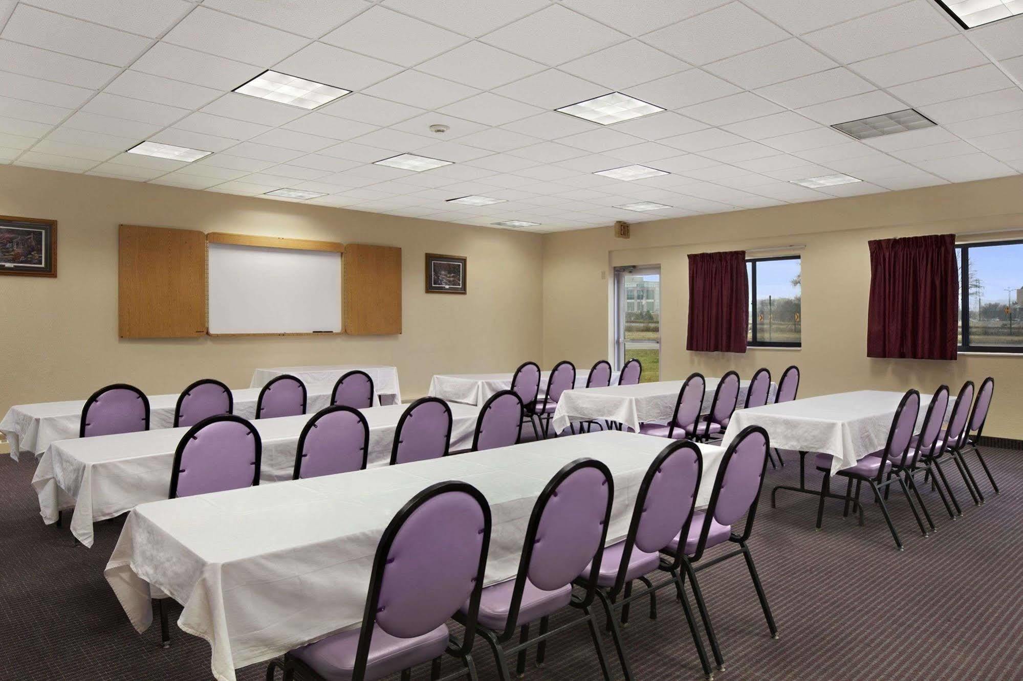 Days Inn By Wyndham Bloomington West ภายนอก รูปภาพ