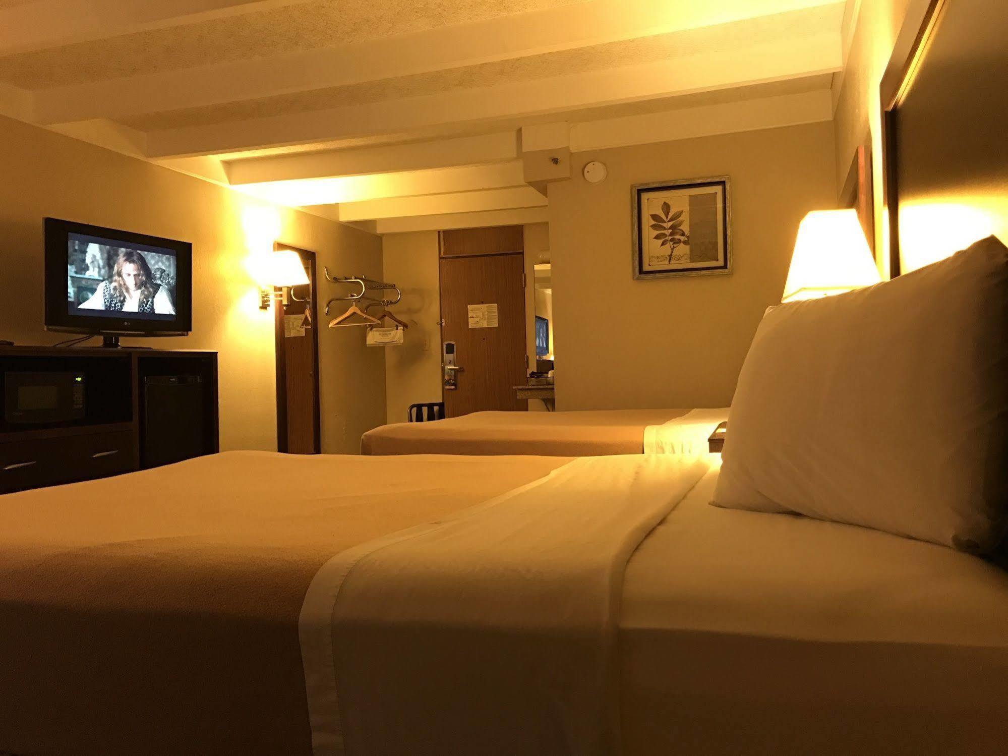Days Inn By Wyndham Bloomington West ภายนอก รูปภาพ