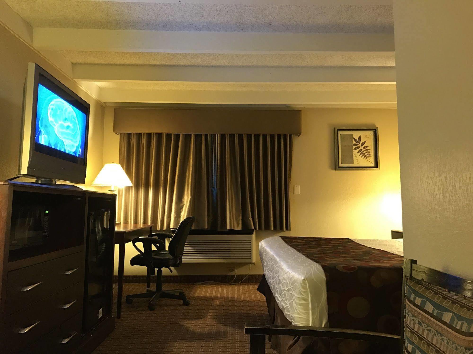 Days Inn By Wyndham Bloomington West ภายนอก รูปภาพ