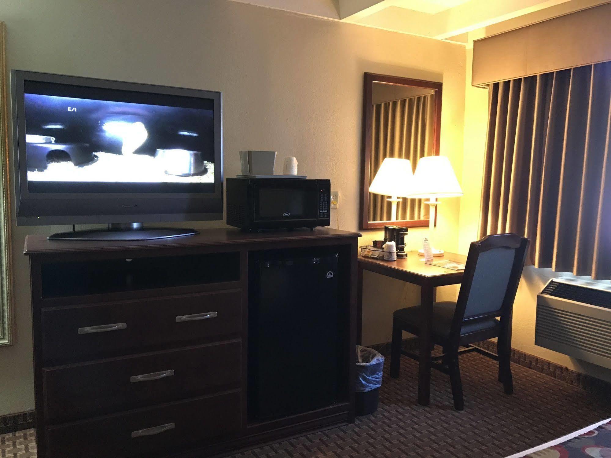 Days Inn By Wyndham Bloomington West ภายนอก รูปภาพ